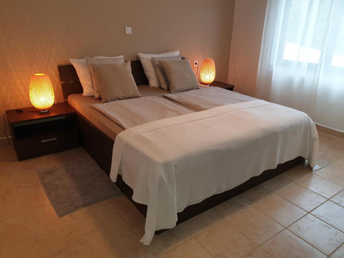 Apartments Suha Punta - Villa Babalonija Kampor ภายนอก รูปภาพ